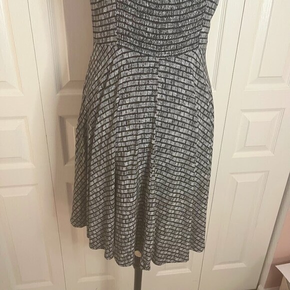 Old Navy Casual Lightweight Smocked Pleated Unlined Printed Fit & Flare Dress - Picture 4 of 13